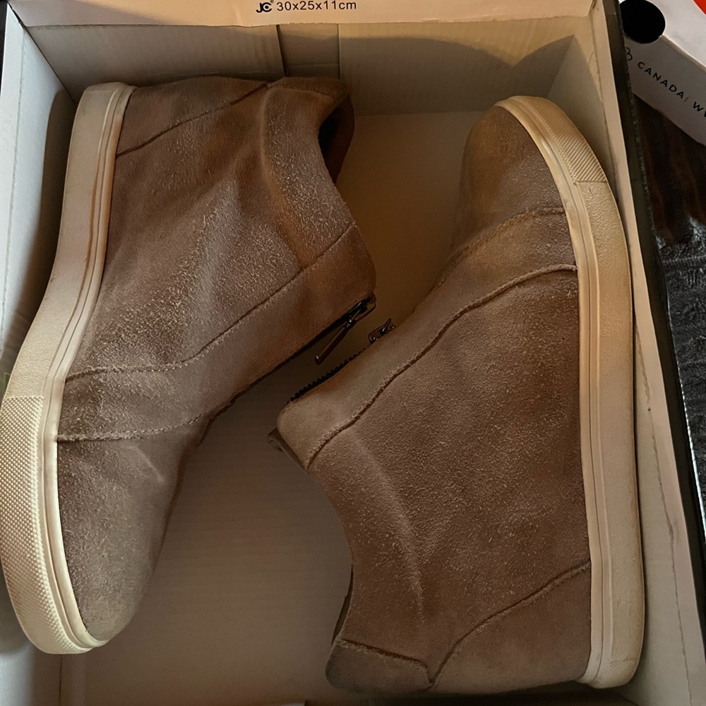 Blonde leather booties